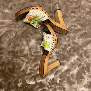 Flip flop knitted sandals with flowers